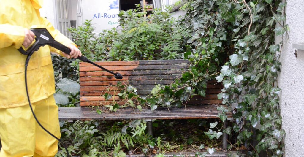 Beitragsbild: Die kalte Jahreszeit zur Reinigung von Gartenmöbeln nutzen