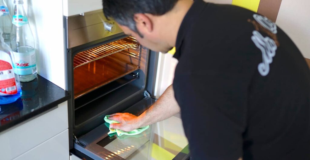 Beitragsbild: Reinigung von Backofen, Kühlschrank und Co.