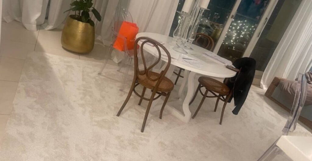 Beitragsbild: Rotweinfleck auf Teppich & Sofa - So werden sie restlos entfernt